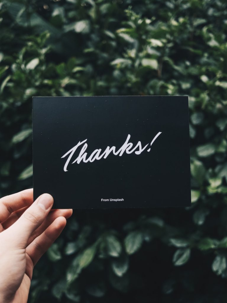 A card with a handwritten font which says "thanks!"